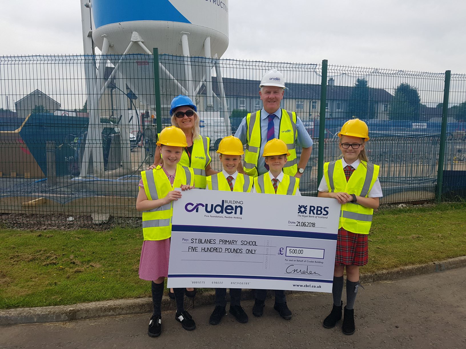 St Blane's Primary School children Ava, Shay, Luke and Eva with Head Teacher Pauline Brown and Thomas McGunnigle from Cruden Building